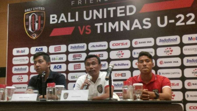 Pelatih Bali United, Widodo C Putro (tengah)