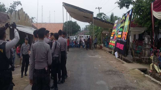 Kepolisian bersiaga di rumah duka Bripda Rido Setiawan. Anggota Polda Metro Jaya yang menjadi korban ledakan bom Kampung melayu ini dimakamkan di Kabupaten Lampung Tengah, Kamis (25/5/2017).