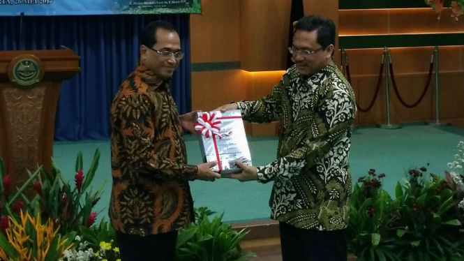 Menteri Perhubungan Budi Karya Sumadi terima LHP 2016.