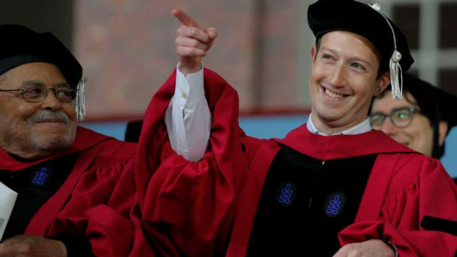 Mark Zuckerberg  lulus dari Universitas Harvard.