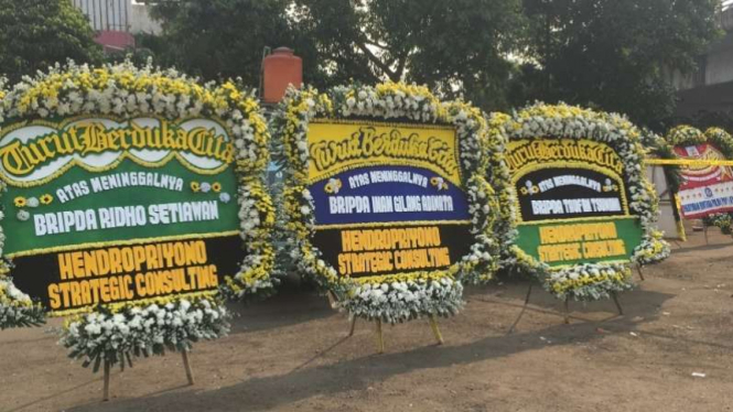 Karangan bunga dari Hendropriyono untuk korban bom Kampung Melayu.