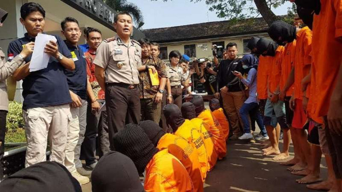 Anggota geng motor Tambun 45 saat diamankan di Polres Kota Bekasi.