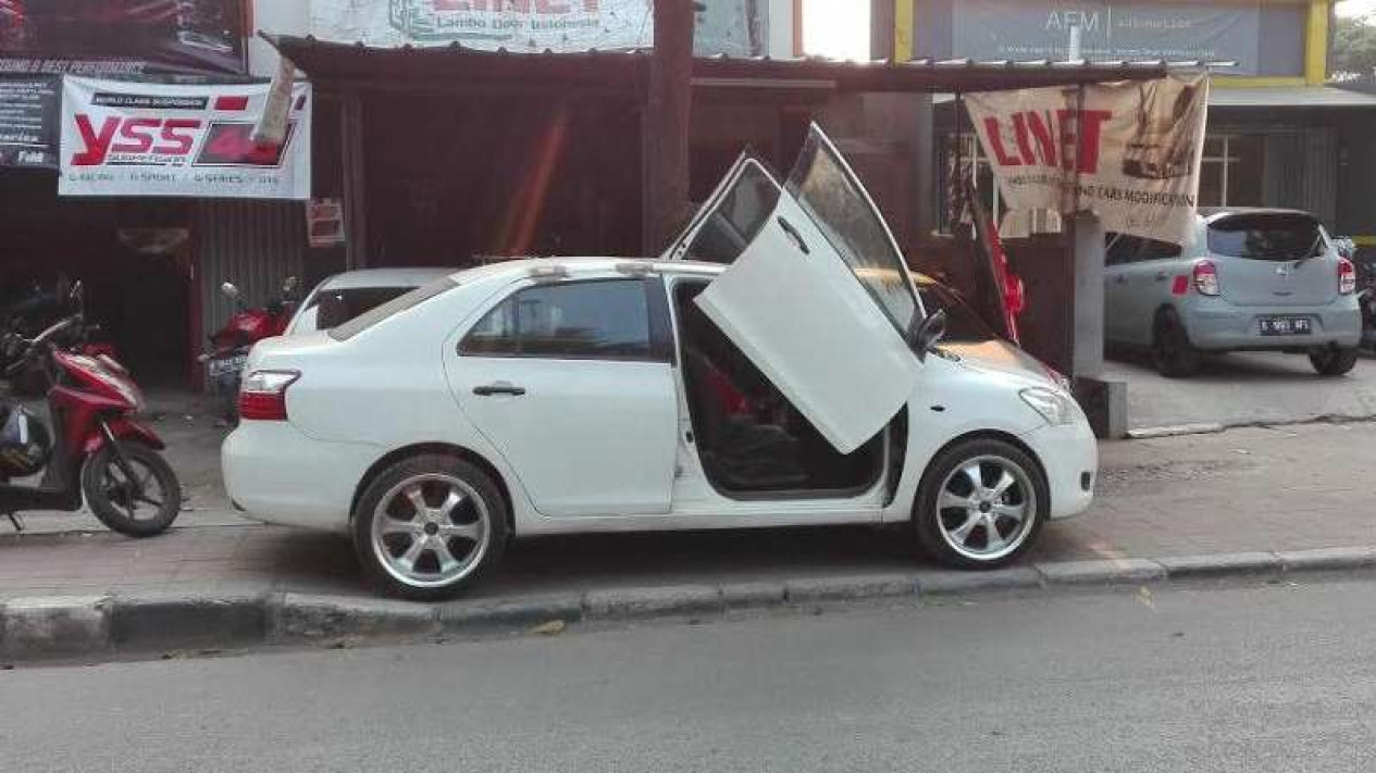 Ubah Mobil Standar Bergaya Pintu Lamborghini