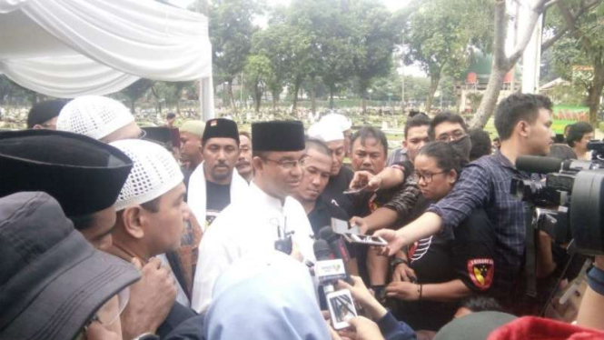 Gubernur DKI Jakarta terpilih Anies Baswedan usai pemakaman adiknya