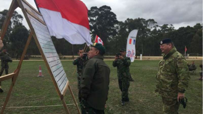 Pangkostrad Letjen TNI Edy Rahmayadi saat melihat hasil lomba.