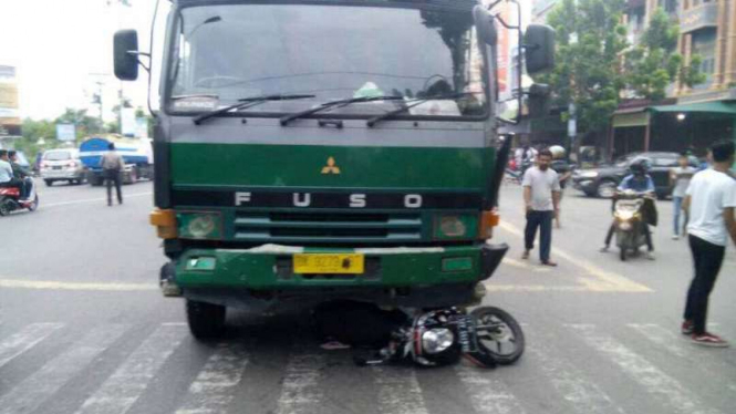 Truk Fuso lindas banyak sepeda motor di Medan Sunggal.