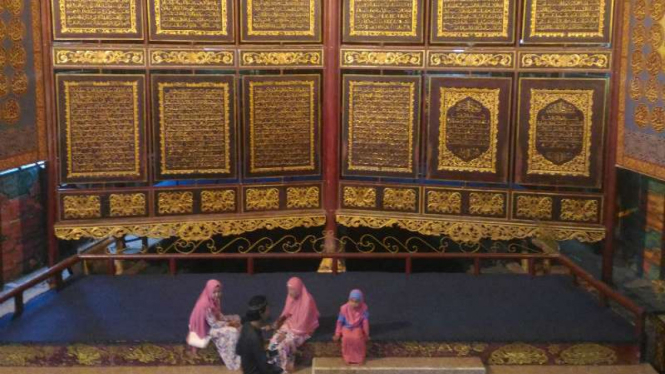 Pengunjung di Alquran Al Akbar, Palembang, Sumatera Selatan.