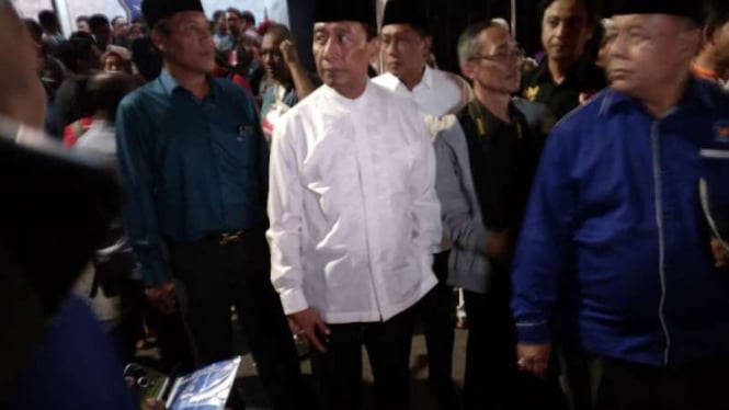 Menko Polhukam Wiranto melaksanakan buka puasa di kantor DPP Nasdem di Gondangdia, Jakarta Pusat, Minggu (28/5/2017).