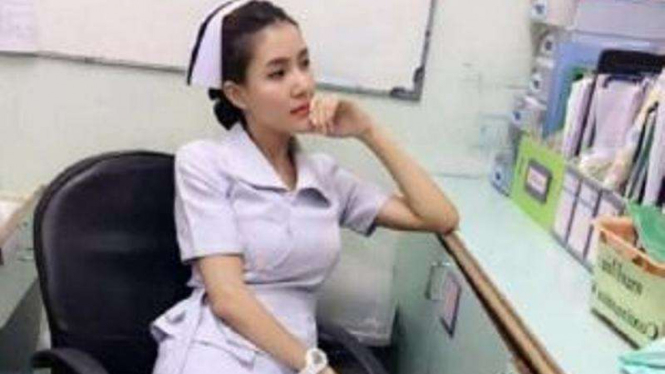Perawat seksi Chatsri.