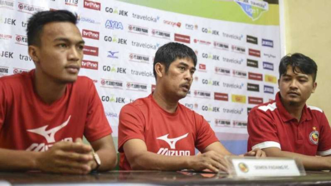 Pelatih Semen Padang FC, Nil Maizar (tengah).