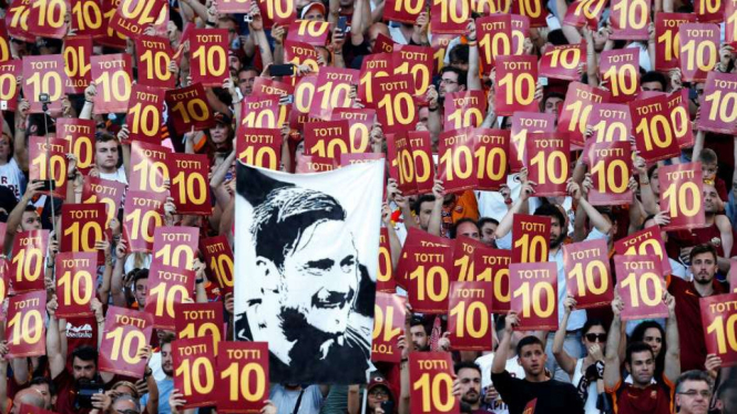 Fans As Roma menyampaikan salam perpisahan kepada Francesco Totti