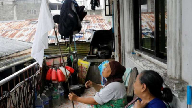 Dua ibu warga Marawi mengibarkan bendera putih agar selamat.