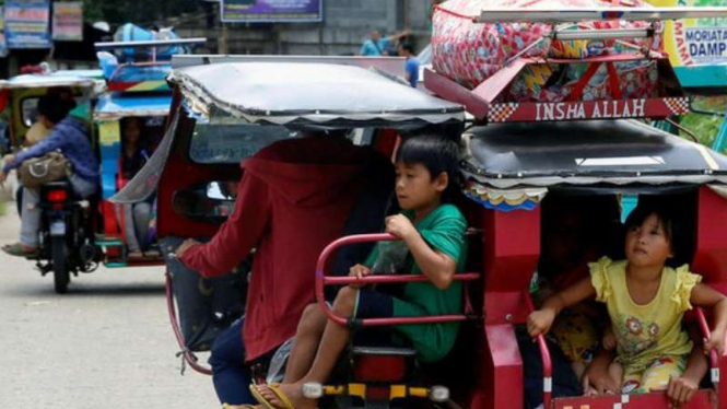 Warga Marawi meninggalkan kota mereka.