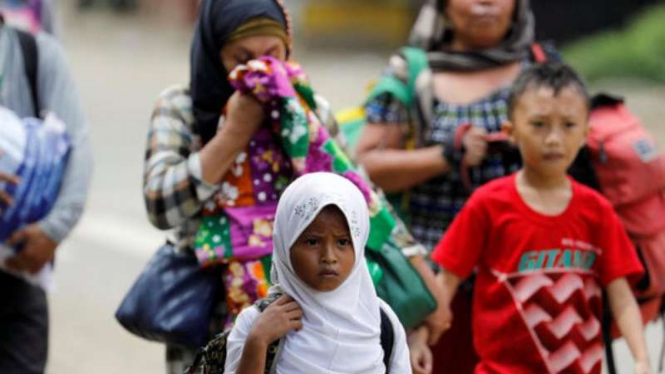 Penduduk Kota Marawi, Filipina bagian selatan, terpaksa mengungsi setelah wilayah mereka jadi ajang konflik antara pasukan Filipina dengan kelompok militan setempat yang mendukung jaringan Daulah Islamiyah Irak dan al-Syam (ISIS).