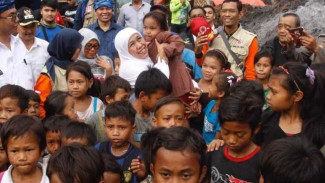 Mensos Beri Semangat Anak-anak Korban Kebakaran Baduy