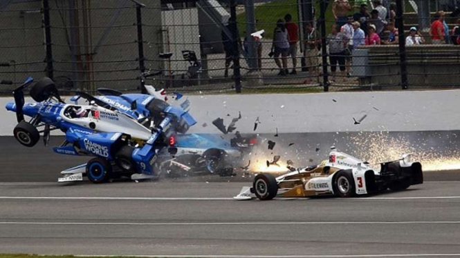 Insiden kecelakaan Scott Dixon dan Jay Howard di IndyCar