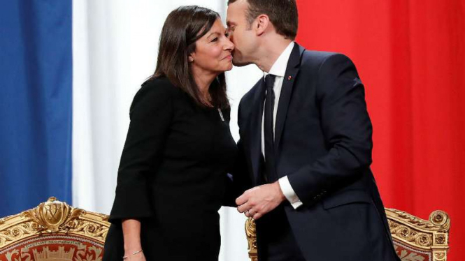 Wali Kota Paris Anne Hidalgo (kiri) dan Presiden Prancis Emmanuel Macron