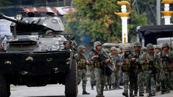 Militer Filipina berjaga-jaga di kota Marawi pasca penyerangan oleh kelompok teror ISIS.