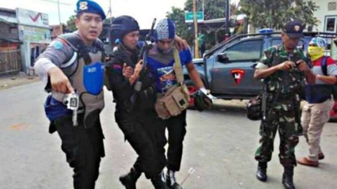 Seorang personel polisi di Kota Bima Nusa Tenggara Barat saat diselamatkan usai mendapat serangan anak panah.