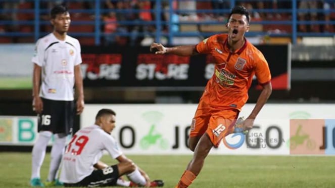 Penyerang Borneo FC, Lerby Elinadry (kanan)