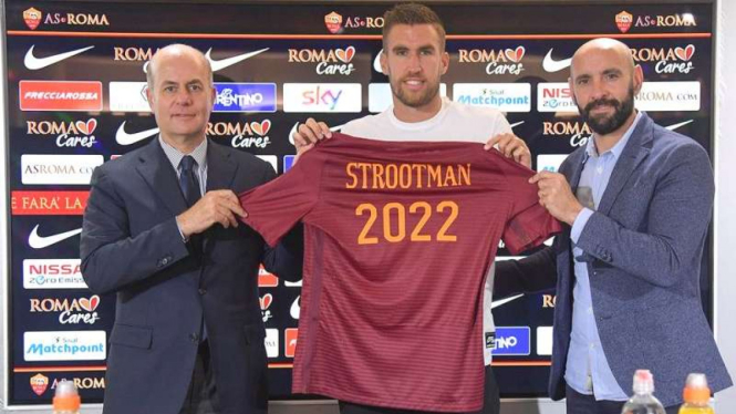 Gelandang AS Roma, Kevin Strootman (tengah)