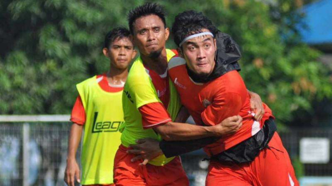 Pemain belakang Persija Jakarta, Gunawan Dwi Cahyo (kanan)