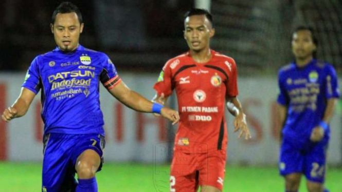 Kapten Persib Bandung, Atep Rizal (kiri)