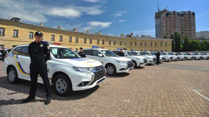 Mitsubishi Outlander PHEV untuk patroli polisi Ukraina.