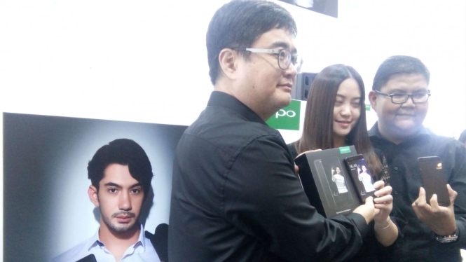 Oppo meluncurkan Oppo F3 edisi Reza Rahardian