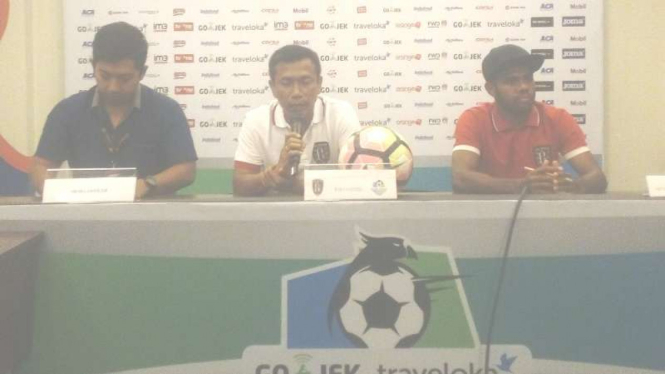 Pelatih Bali United, Widodo Cahyono Putro (tengah)