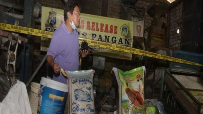Kepolisian Resor Gresik menggerebek gudang beras yang memproduksi beras bercampur sabun cuci piring, Selasa (30/5/2017)