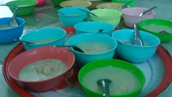 Bubur India, hidangan khusus menu berbuka puasa, yang hanya ada setiap Ramadan dan ekslusif di Masjid Pekojan, Kota Semarang, Jawa Tengah.