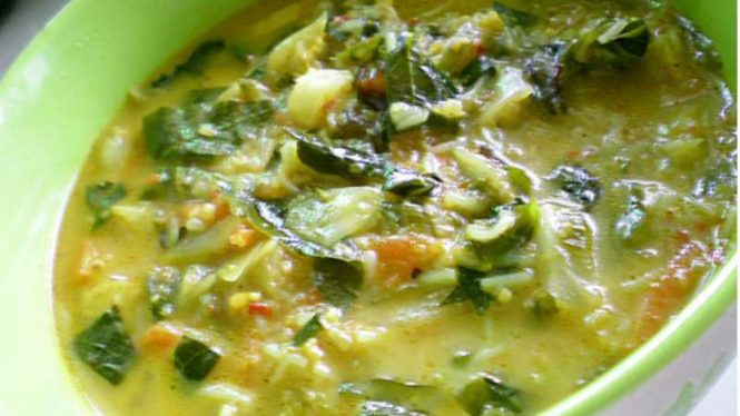 Bubur dengan bahan utama sayur mayur segar.