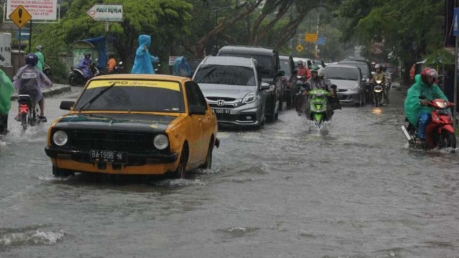 Jalan-jalan utama di Kota Padang, Sumatera Barat, tergenang akibat banjir Rabu, 31 Mei 2017.