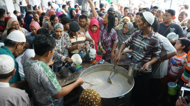 Tradisi Ramadan di Solo, bagi-bagi bubur samin atau banjar.