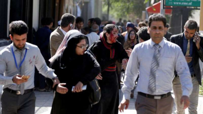 Sejumlah pekerja yang menjadi korban bom Kabul menjauh dari lokasi ledakan.