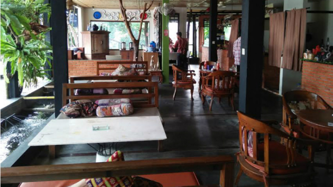 Desa Foodcourt, restoran milik artis Lidya Kandou.