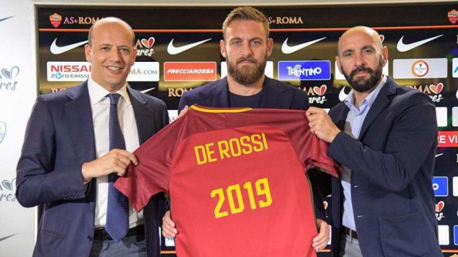 Gelandang AS Roma, Daniele De Rossi (tengah)