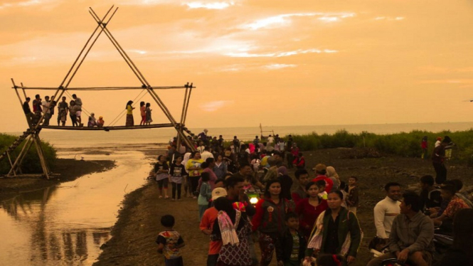 Wisata Ngabuburit di Pantai Kertomulyo, Pati /Foto:Melandi