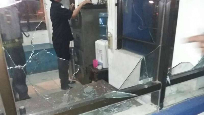 Kondisi kaca Kantor Keamanan Dishub Kota Tangerang usai diserang sejumlah orang dengan senjata tajam, Rabu malam (31/5/2017)