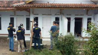 Di Rumah Ini, Bom Bunuh Diri Kampung Melayu Dirakit