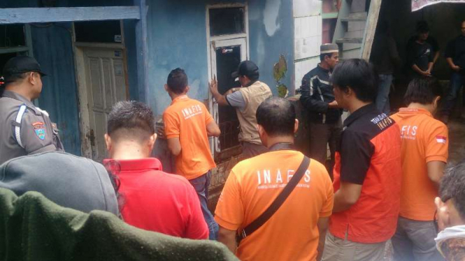 Tim Densus 88 Antiteror membongkar paksa kediaman H, adik kandung pelaku bom bunuh diri di Kampung Melayu, Kamis (1/6/2017)