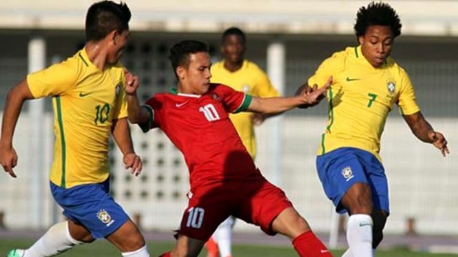 Egy Maulana Vikri dalam pertandingan antara Timnas Indonesia U-19 vs Brasil U-20.