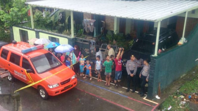 Warga menyaksikan kepolisian melakukan penggeledahan di rumah kontrakan pelaku bom bunuh diri Kampung Melayu Ahmad Sukri di Kampung Cempaka Garut, Kamis (1/6/2017)