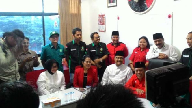 Pengurus PDIP Jawa Timur menyambut kedatangan Gus Ipul yang mengambil formulir untuk calon Kepala Daerah dalam persiapan Pilkada Jatim 2018, Kamis (1/6/2017)