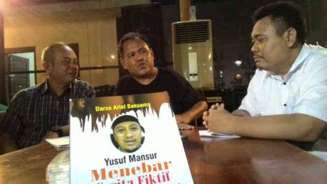 Darmansyah (kanan) didampingi kuasa hukumnya di Surabaya, Kamis malam