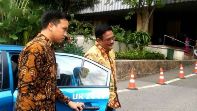 Gubernur DKI DJarot Saiful Hidayat turun dari taksi di Balai Kota.