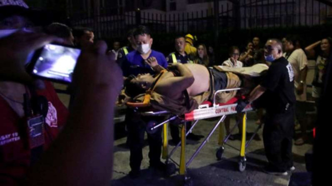 Salah seorang korban perampokan kasino di Manila sedang mendapat pertolongan.