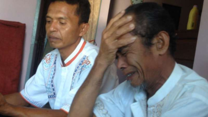 Yusri Malik (kanan), ayah Al Ikhwan Yushel, seorang dari enam warga Indonesia yang jadi buronan aparat Filipina, ditemui wartawan di rumahnya di Kabupaten Agam, Sumatera Barat, pada Jumat, 2 Juni 2017.