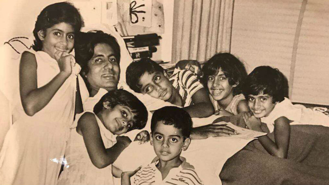 Amitabh Bachchan semasa muda saat dikunjungi anak-anaknya dan para keponakan ketika dirawat di rumah sakit. 